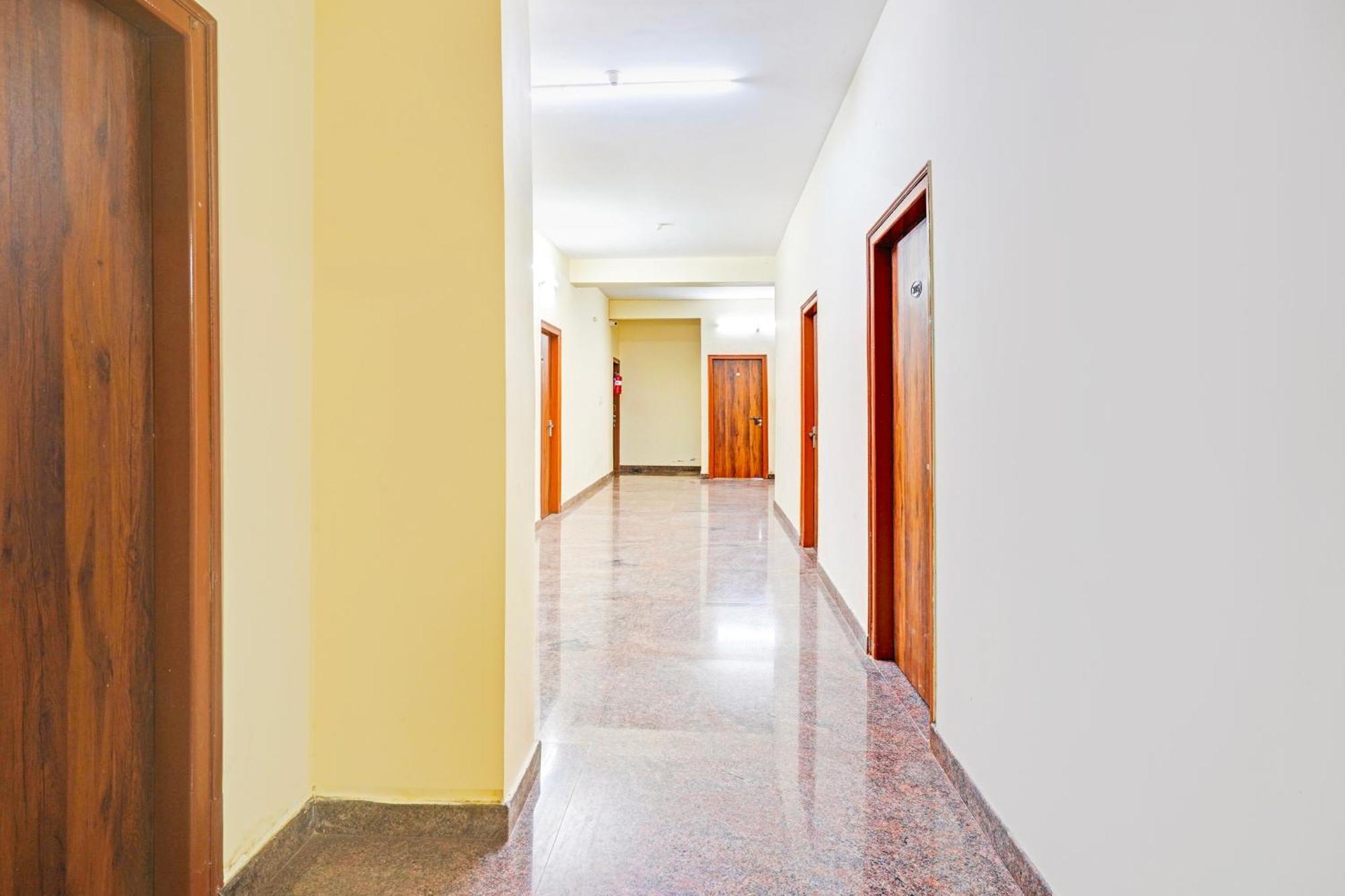 Super Hotel O Srigandhakavalu Formerly Chamundeshwari Lodging Jālahalli Eksteriør billede