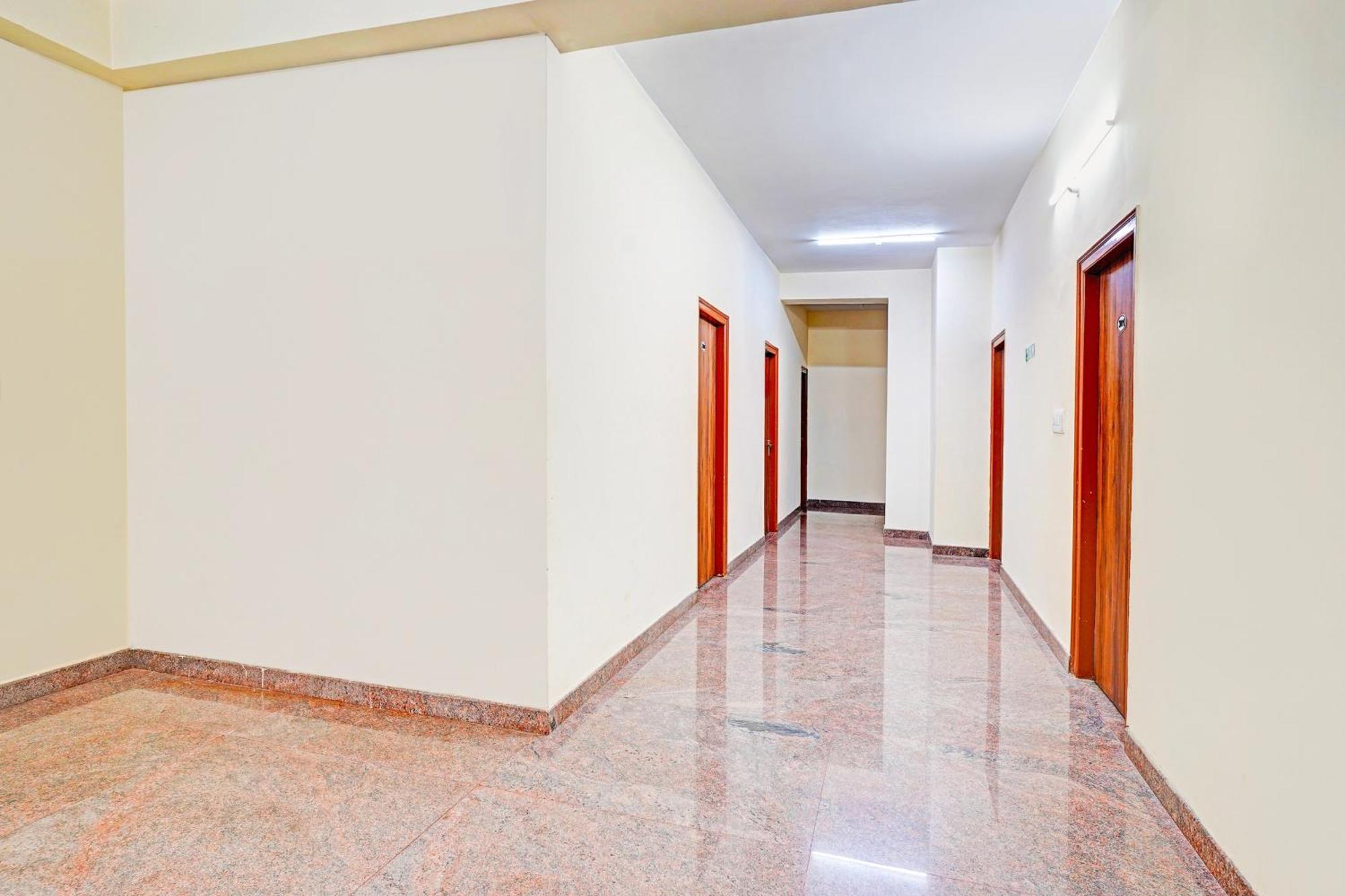 Super Hotel O Srigandhakavalu Formerly Chamundeshwari Lodging Jālahalli Eksteriør billede